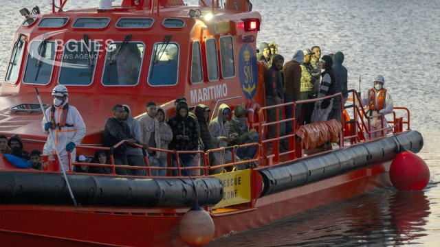 A boat carrying more than 60 migrants capsized in the English Channel off France on the night of December 14-15